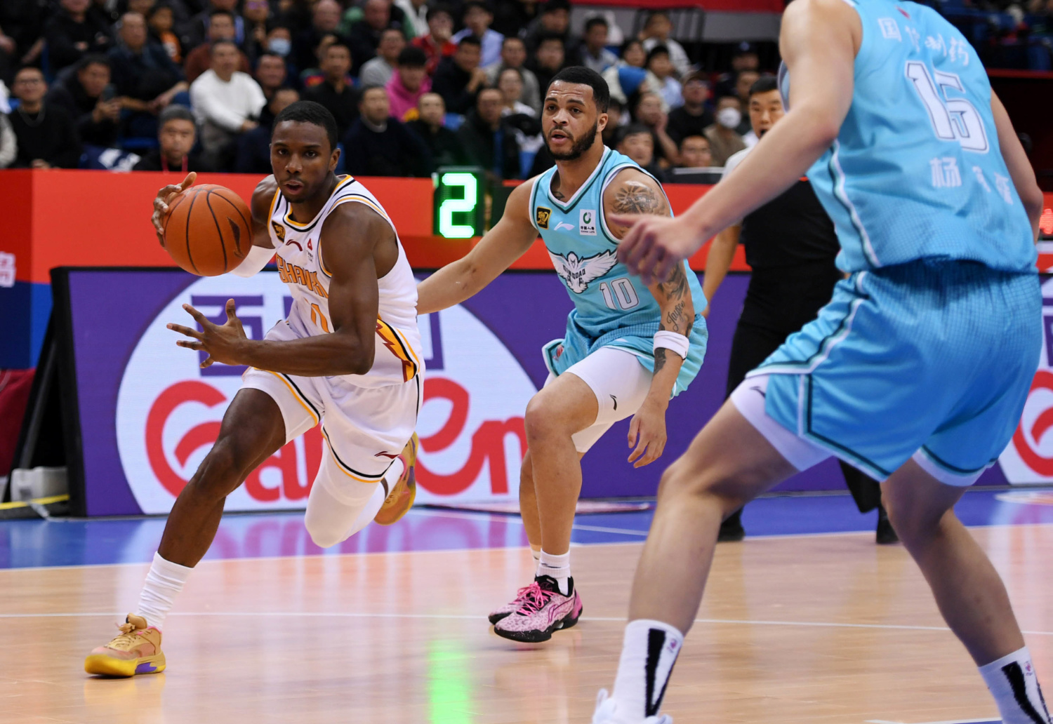 开元中国-太狠了！关键时刻上海申花篮板制胜密尔沃基雄鹿今晨防线松动，山东男篮关键时刻单刀错失的简单介绍